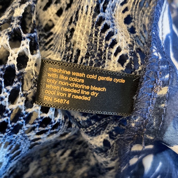 🛍️[DONATED] Outback Red | The Limited | blue and white lightweight blouse small - Picture 4 of 5